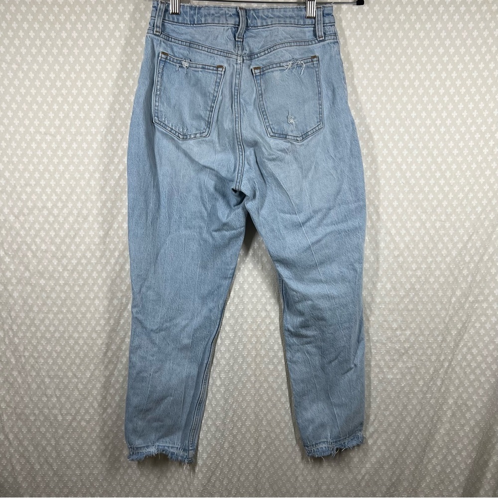 Abercrombie & Fitch Light Wash‎ Curve Love High Rise Mom Jeans - Picture 6 of 6